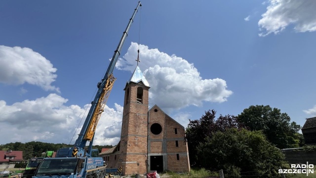 Efektowna operacja miała miejsce na placu budowy nowego kościoła w Tanowie. W piątek zamontowano tam dzwonnicę na wieży nowej świątyni.