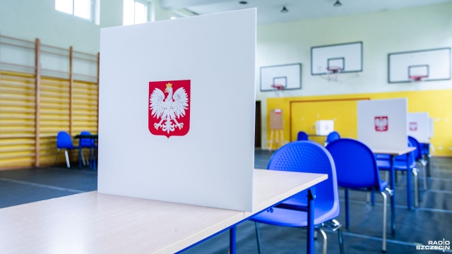 Urny do głosowania, przesłony, przybory do pisania czy też krzesła pojawiają się w szczecińskich szkołach, przedszkolach i obiektach sportowych. To znak, że trwają przygotowania do zbliżających się w niedzielę wyborów do europarlamentu.