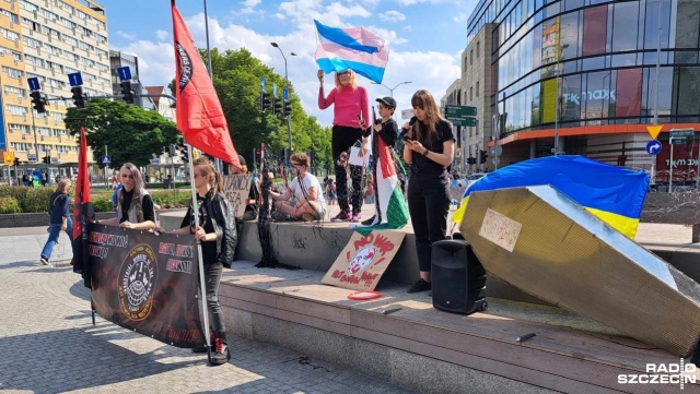 Mówimy nie siłowemu rozwiązywaniu konfliktów. Takie stanowisko zajęli przedstawiciele Amnesty International oraz Lambdy Szczecin podczas antywojennej pikiety na placu Adamowicza w Szczecinie.