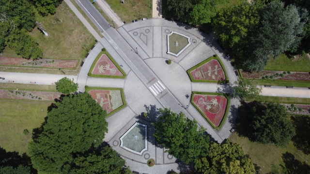 Trwa wielkie sadzenie kwiatów w zabytkowym Parku Zdrojowym w Świnoujściu. Ogrodnicy pracują na terenie całego parku, ale jak zwykle największe wrażenie robią kwietne kompozycje w jego centralnej części.