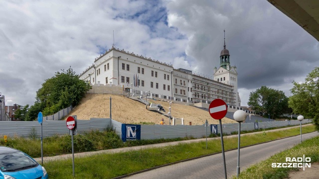 Mamy dość działań opierających się tylko na obietnicach - politycy Prawa i Sprawiedliwości uderzają w marszałka województwa zachodniopomorskiego Olgierda Geblewicza za zamkową inwestycję - czyli ogrody renesansowe, które mogą nigdy nie powstać.