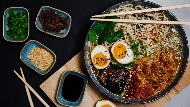 Dania wycofała ze sprzedaży kilka rodzajów pikantnych makaronów instant produkowanych przez południowokoreańską firmę Samyang. Duńska Inspekcja Weterynaryjna i Żywności uznała, że poziom kapsaicyny w jednej paczce produktu jest tak wysoki, że stwarza ryzyko wystąpienia ostrego zatrucia u konsumenta.