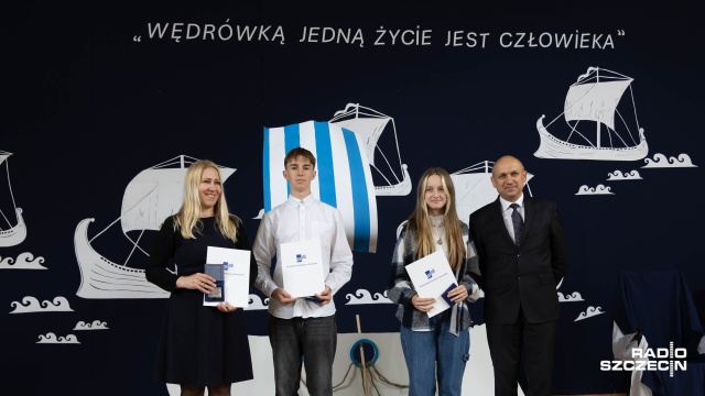 Laureaci olimpiad ze szkół podstawowych w całym województwie nagrodzeni przez Zachodniopomorskiego Kuratora Oświaty.