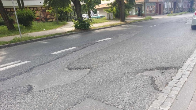 Przygotowania do remontu nawierzchni ulicy Piłsudskiego w Stargardzie rozpoczął Zarząd Dróg Powiatowych.