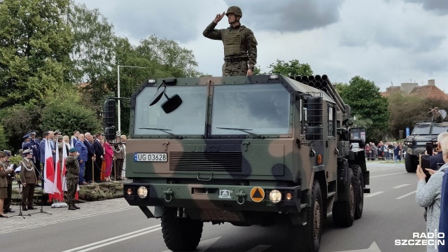 Szczecińska Dwunastka świętuje dziś w Kołobrzegu. Na miejscu można zobaczyć pokaz ciężkiego sprzętu wojskowego wyrzutni rakietowych, moździerzy czy transporterów opancerzonych. Nie brakuje także życzeń dla żołnierzy.