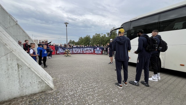 Blisko 50-osobowa grupa kibiców koszykarzy Kinga pożegnała dziś szczecińską drużynę, wyjeżdżającą do Sopotu na jutrzejszy ostatni mecz z tamtejszym Treflem o mistrzostwo Polski.