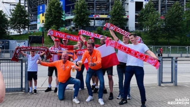 Jedni są pełni wiary i optymizmu, inni - bez większych oczekiwań. Kibice czekają na pierwszy mecz piłkarskiej reprezentacji Polski na EURO.