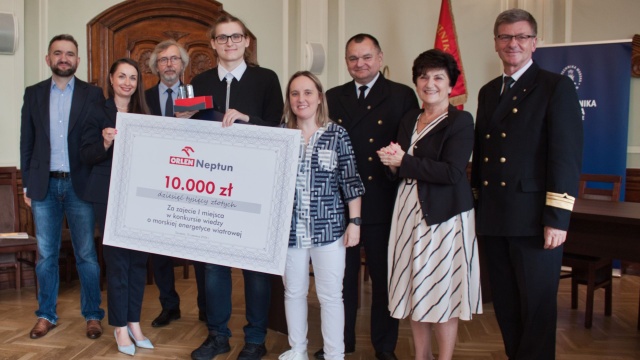 Uczeń z Łobza wygrał 10 tysięcy złotych i indeks na szczecińską uczelnię w konkursie wiedzy o morskiej energetyce wiatrowej.
