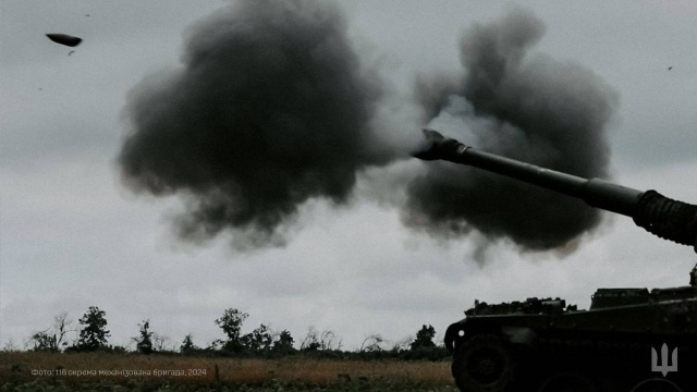 Rosjanie atakują na wielu odcinkach ponad 1000-kilometrowej aktywnej linii ukraińskiego frontu. Najtrudniejsza jednak sytuacja panuje w Donbasie. Tam Rosjanie chcą zająć całość obwodu donieckiego z takimi miastami jak Słowiańsk, Kramatorsk i Pokrowsk.