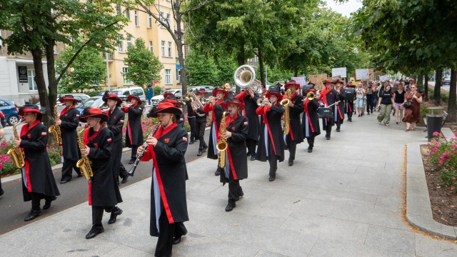 Szczecinianie obchodzili dziś Święto Muzyki. Ulicami miasta przeszedł pochód prowadzony przez orkiestrę i tancerzy.