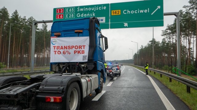 Zakończył się, trwający od 7:00 rano, protest przewoźników na autostradzie A6. Między węzłami Dąbie i Rzęśnica blokowany był prawy pas ruchu oraz pas awaryjny w kierunku morza.
