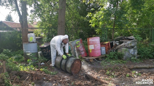 Skończy się gehenna okolicznych mieszkańców - trwają przygotowania do wywozu chemikaliów składowanych od kilku lat przy ulicy Na Grobli w Stargardzie.