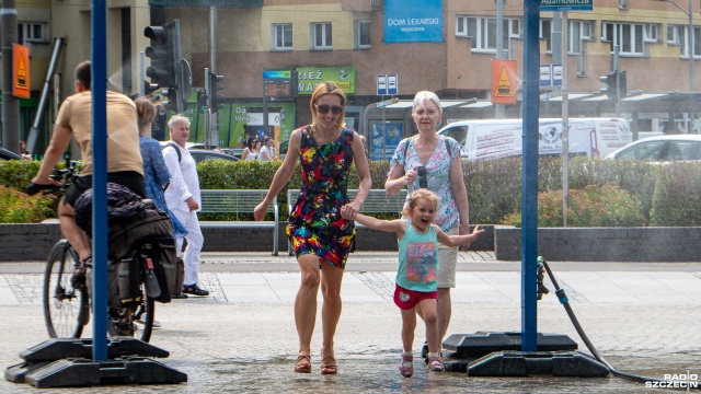 Mieszkańcy Szczecina poszukują wytchnienia i chłodu wśród zieleni, fontann, kurtyn wodnych, ale też w kościele i w klimatyzowanym sklepie.