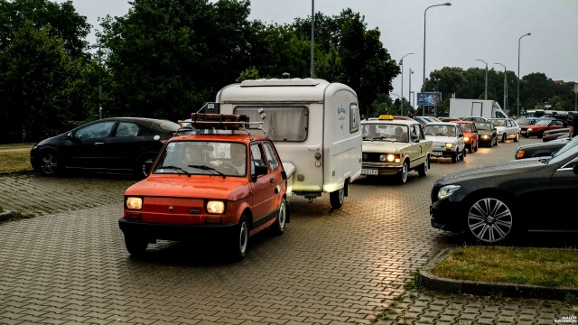 Syreny, Warszawy, Lincolny czy Jaguary - między innymi te cuda klasycznej motoryzacji mogli podziwiać dziś szczecinianie podczas zlotu oldtimerów na parkingu Netto Areny.