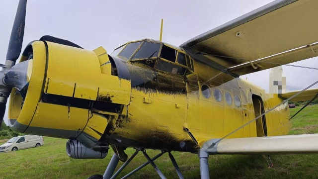 Awaryjne lądowanie samolotu na lotnisku w Bagiczu niedaleko Kołobrzegu - na pokładzie było 14 osób.