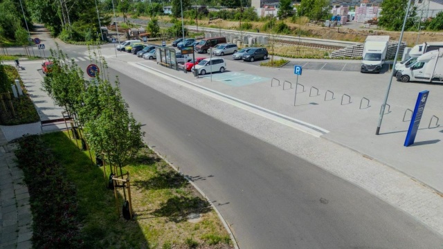 Zakończyła się budowa otoczenia stacji Szczecińskiej Kolei Metropolitalnej Żelechowa. Powstały zatoki autobusowe, parking i chodniki.