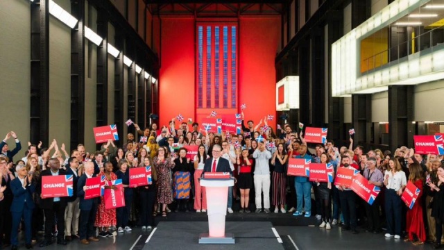 Odmieniona Partia Pracy jest gotowa służyć Wielkiej Brytanii - zadeklarował lider ugrupowania Keir Starmer. Badania exit poll oraz wstępne wyniki wczorajszych wyborów parlamentarnych wskazują za zdecydowane zwycięstwo Laburzystów.
