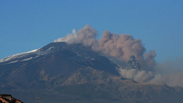 Z powodu erupcji Etny na Sycylii zamknięto lotnisko w Katanii. Uaktywnił się również wulkan na wyspie Stromboli. Ogłoszono stan alarmowy.