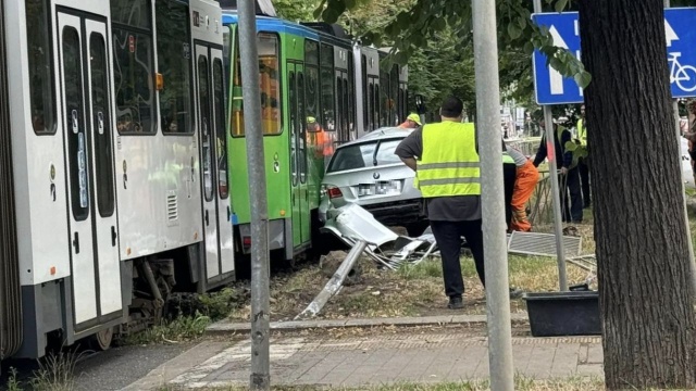 Zdarzenie samochodu z tramwajem linii numer 9. Do wypadku doszło na ul. 3 Maja w Szczecinie.