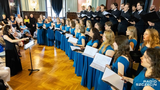 Chór Politechniki Morskiej koncertował w niedzielę w auli Akademii Sztuki z okazji obchodzonych przez cały dzień 79. urodzin Szczecina.