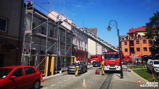 Pożar w centrum Świnoujścia - płonął dach wielorodzinnego budynku. Ogień pojawił się przy ul. Monte Cassino.