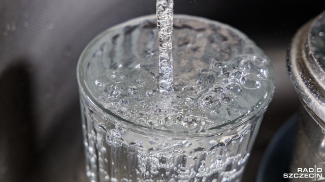 Lekarze przypominają, że podczas upałów należy pić więcej wody niż zazwyczaj. Nasz organizm naturalnie się chłodzi poprzez pocenie się.