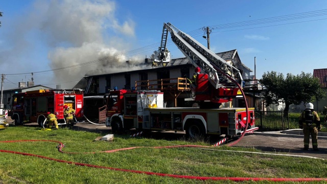 Trwa akcja dogaszania pożaru w miejscowości Koszewko pod Stargardem.