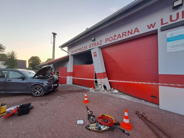 Kierowca uderzył w budynek Ochotniczej Straży Pożarnej w Lubczynie. Do zdarzenia doszło w czwartek wieczorem.