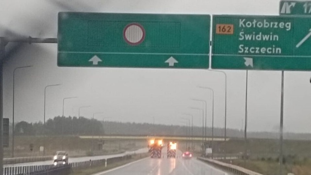 Nieprzejezdny był odcinek drogi S6, między węzłem Kołobrzeg Zachód a MOP-em Jarkowo Północ. W nocy doszło tam do wypadku.