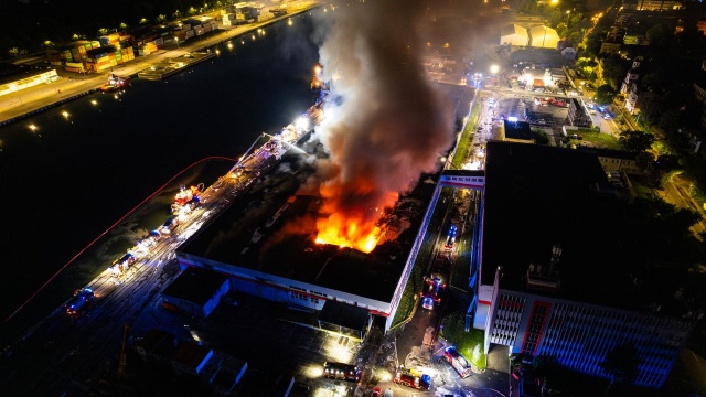 Udało się opanować pożar hali zabawek, tekstyliów i tworzyw sztucznych w Nowym Porcie w Gdańsku.