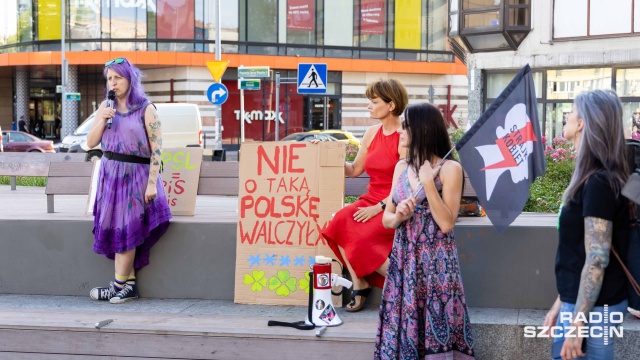Nie o taką Polskę walczyliśmy - głosiły transparenty na placu Adamowicza. Szczecinianie manifestowali sprzeciw wobec piątkowej decyzji Sejmu.