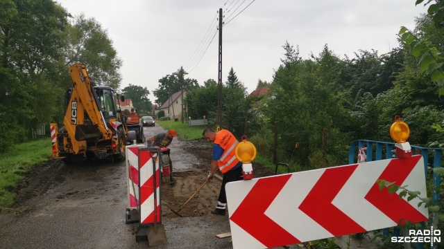 Uszkodzenia fragmentu drogi w Sulinie, koło Suchania usuwają ekipy budowlane na zlecenie stargardzkiego Zarządu Dróg Powiatowych.