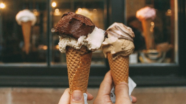 Lody to dobry sposób na ochłodzenie się w gorące dni. Dziś okazja do ich jedzenia jest podwójna, bo obchodzimy Światowy Dzień Lodów. Co roku przypada on na trzecią niedzielę lipca.