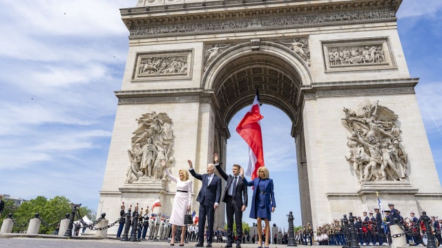 Pierwsza dama Stanów Zjednoczonych, Jill Biden odwiedziła amerykańskich sportowców w olimpijskim ośrodku treningowym w Paryżu życząc powodzenia zawodniczkom rugby i lekkoatletom. Żona prezydenta wzięła udział w symbolicznej sztafecie z biegaczami.