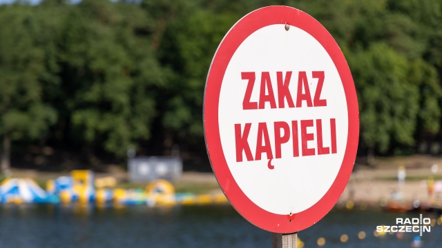 Zakaz wchodzenia do wody na kąpielisku Dąbie w Szczecinie.
