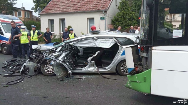 Wypadek na ul. Batalionów Chłopskich, na prawobrzeżu Szczecina. Autobus linii B zderzył się z radiowozem.