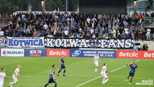 Wygrać się nie udało, ale piłkarze Kotwicy nadal niepokonani w pierwszej lidze. Tym razem, w piątek podzielili się punktami z GKS-em Tychy.