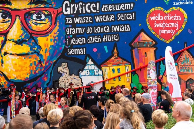Mural Wielkiej Orkiestry Świątecznej Pomocy powstał w Gryficach. Przedstawia charakterystyczne budynki miasta i twarz Jurka Owsiaka.