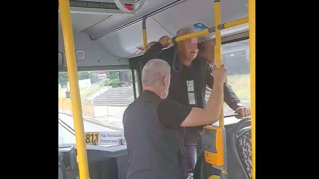 Kontrolerzy, którzy zatrzymywali mężczyznę w autobusie do sprawdzenia biletu mogli dopuścić się przekroczenia uprawnień - uważają eksperci.