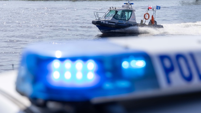 Wznowiono poszukiwania dwóch osób, które zaginęły na Jeziorze Mikołajskim. We wtorek kobieta i mężczyzna pływali z 4-letnią córką.