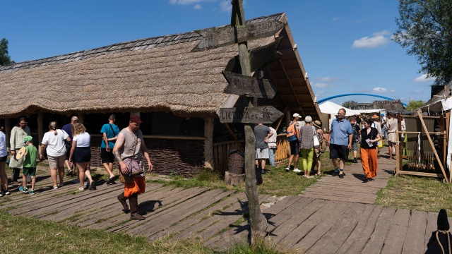 Słowiańskie rytmy, pojedynki i jedzenie z czasów średniowiecza. Tak w skrócie wygląda spotkanie z historią w Centrum Słowian i Wikingów. W Wolinie trwa 29. Festiwal.