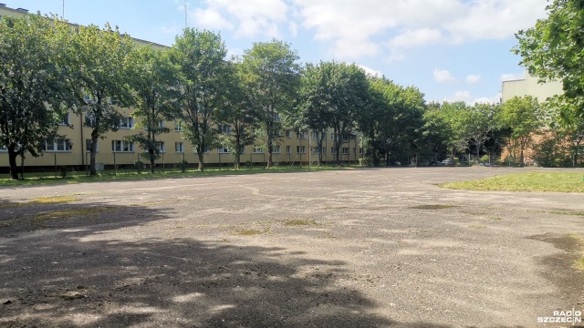 Przybędzie miejsc parkingowych na osiedlu Zachód w Stargardzie. Warunki zabudowy dawnego boiska w centrum osiedla uzyskane przez spółdzielnię mieszkaniową, umożliwiły rozpoczęcie prac projektowych.