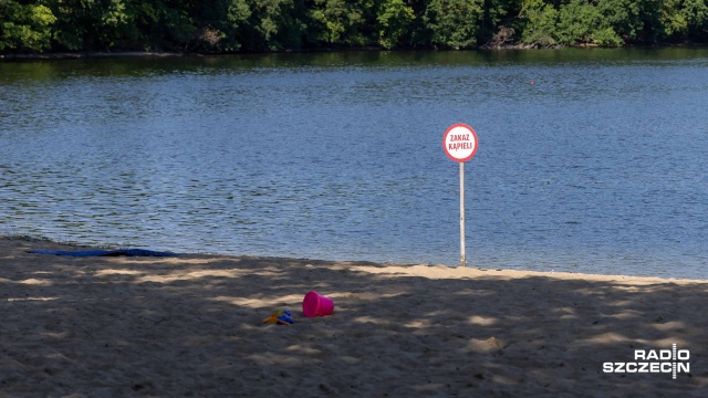 Czerwone flagi powiewają w Stepnicy nad Zalewem Szczecińskim, w Czaplinku nad Jeziorem Drawsko, a także w dwóch miejscach w Szczecinku, nad Jeziorem Trzesiecko, na plaży miejskiej przy ul. Mickiewicza oraz na Mysiej Wyspie. Tam zakazy obowiązują z powodu zakwitu sinic.