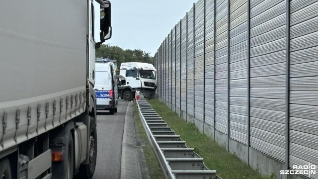 6-kilometrowy korek na drodze ekspresowej S3. Na wysokości miejscowości Smolary pomiędzy Gorzowem a Myśliborzem doszło do zderzenia samochodu osobowego i TIR-a.