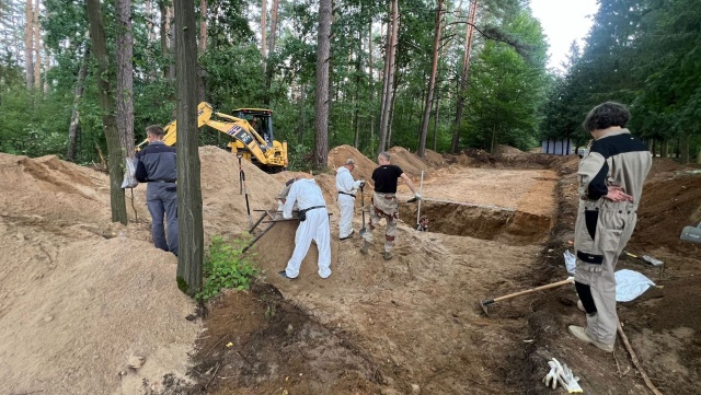 Te badania mają pozwolić na odkrycie tajemnicy niemieckich zbrodni z II wojny światowej i przywrócenie pamięci o ofiarach. Badacze z Pomorskiego Uniwersytetu Medycznego prowadzą prace w lesie białuckim w Warmińsko-Mazurskiem.