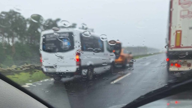 Na wysokości Goleniowa (w stronę Świnoujścia) zderzył się bus z samochodem osobowym.