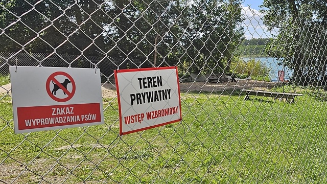 Dostęp do plaży nad jeziorem Narost w gminie Chojna tylko dla mieszkańców okolicznej wsi. Taką informację przekazał Radiu Szczecin jeden ze słuchaczy audycji Czas Reakcji.