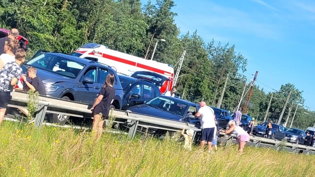 Siedem osób, w tym kobieta w ciąży jest rannych, uszkodzonych zostało też siedem samochodów - to bilans karambolu na drodze S3 w okolicach Rurki.