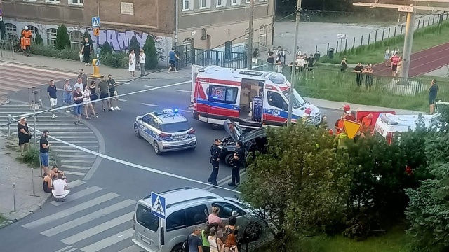 Tragiczny finał wypadku w Szczecinie - nie żyje motocyklista. Do zdarzenia doszło skrzyżowaniu Ofiar Oświęcimia z Cyryla i Metodego.