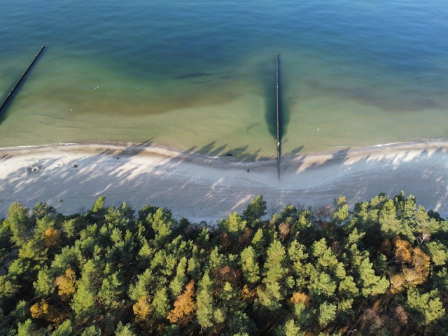 Kołobrzeg, położony nad brzegiem Bałtyku, to jedno z najpiękniejszych i najchętniej odwiedzanych miejsc na polskim wybrzeżu. Jego urokliwe plaże, bogata oferta turystyczna oraz wyjątkowy mikroklimat sprawiają, że jest to idealna destynacja zarówno na dłuższe wakacje, jak i na krótki weekendowy wypad. Niezależnie od pory roku, Kołobrzeg oferuje swoim gościom mnóstwo atrakcji, które sprawiają, że każdy pobyt w tym mieście jest niezapomniany.